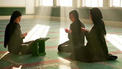 muslim women praying in a mosque