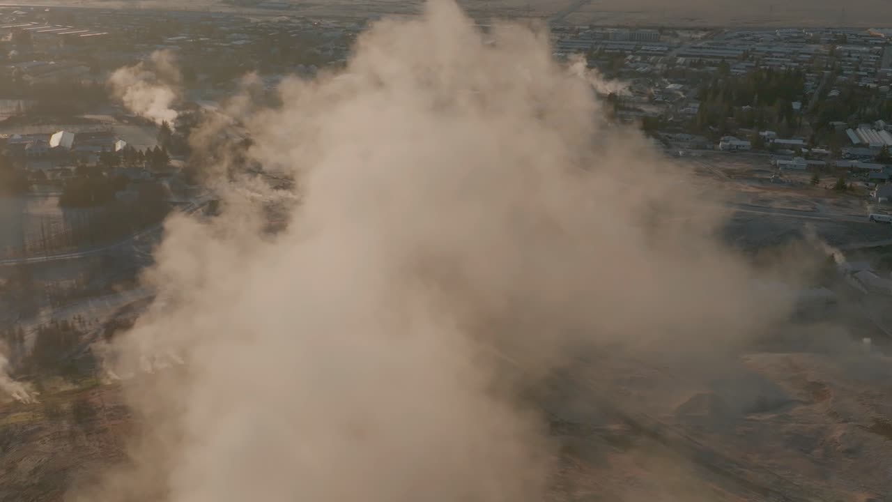 남쪽 아이슬란드의 hveragerdi 지열 지역에서 지상에서 상승하는 증기