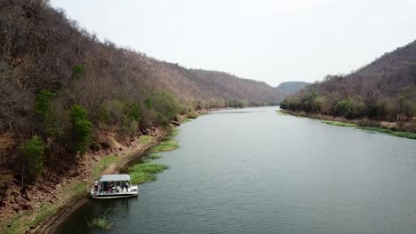 Drohne-Schoss-Rückwärts-über-Einen-Ponton-Auf-Einem-Fluss-In-Afrika