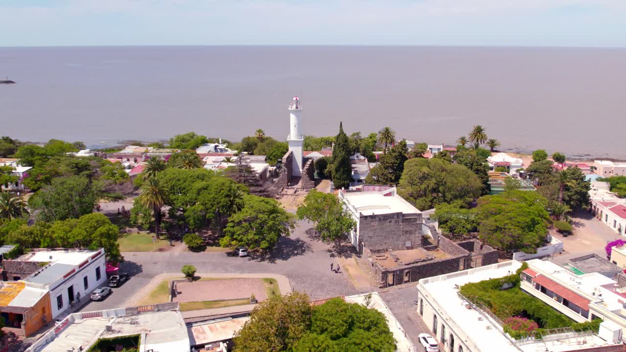 órbita aérea del centro histórico y turístico de colonia del sacramento, uruguay