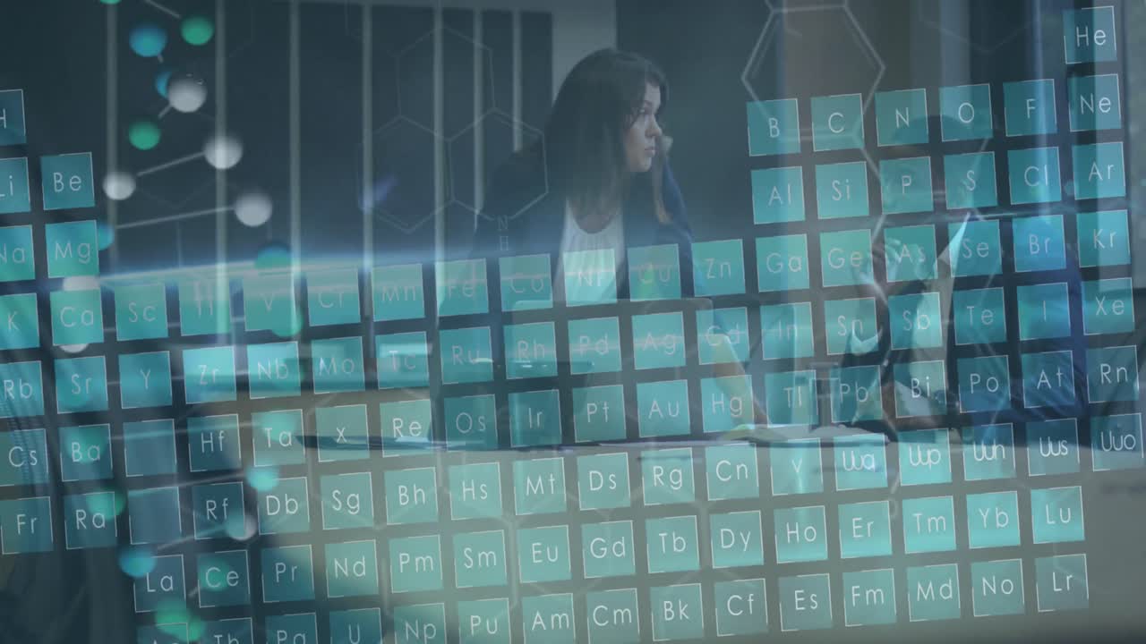 dna 스트랜드의 애니메이션 및 데이터 처리가 사무실의 비즈니스 사람들 위에 있습니다.