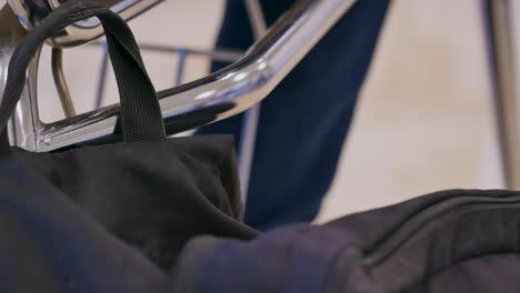 el estudiante se levanta de su silla y recoge su mochila
