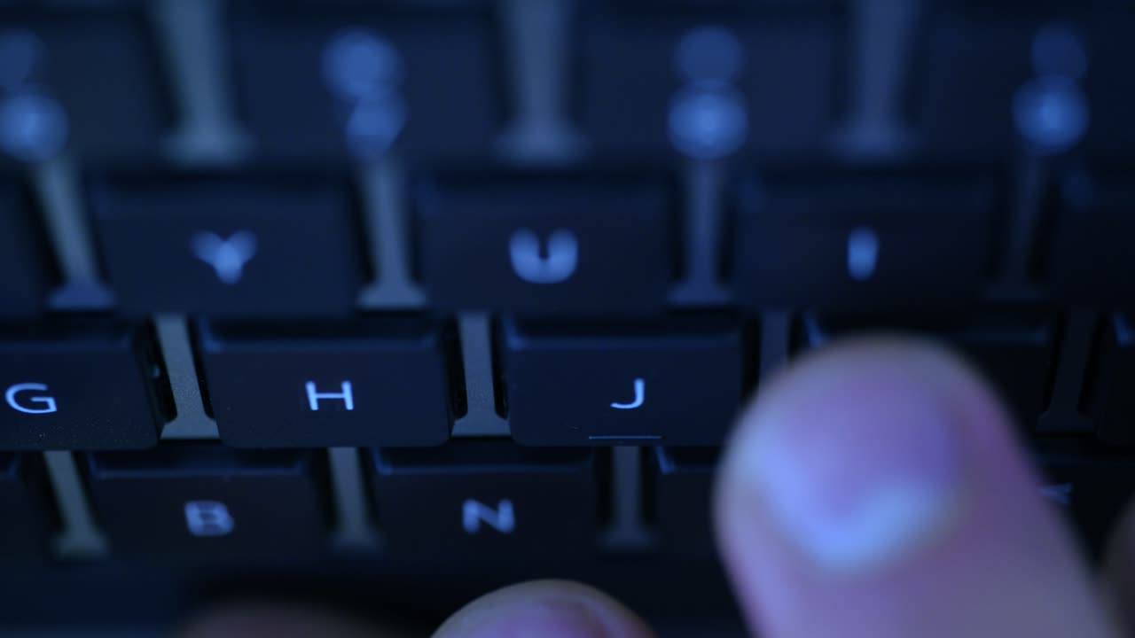 Close-up Tangan Mengetik di Keyboard Konsep Kerja Jarak Jauh 4k