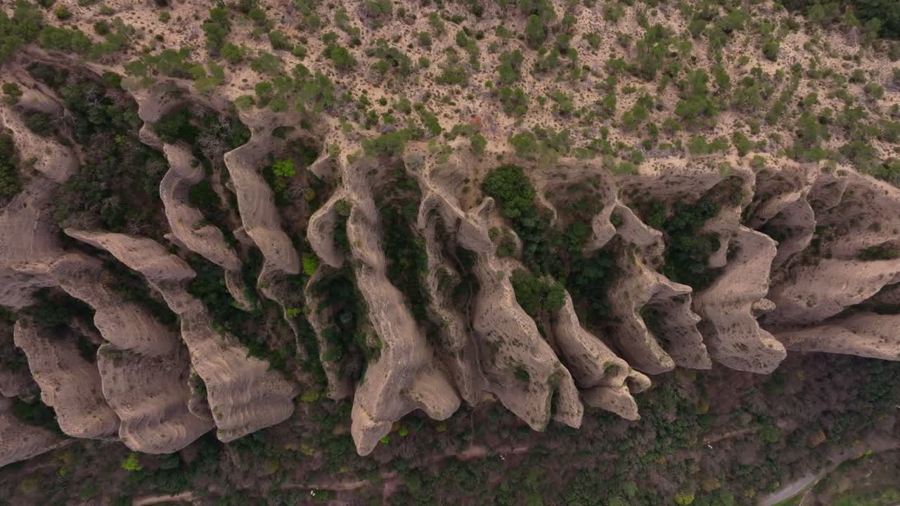 Veduta aerea degli iconici pilastri di pietra noti come Les Penitents in Provenza