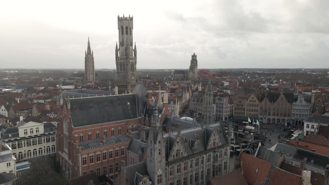 Veduta aerea di Bruges in una fredda giornata invernale, ripresa con drone, Belgio.