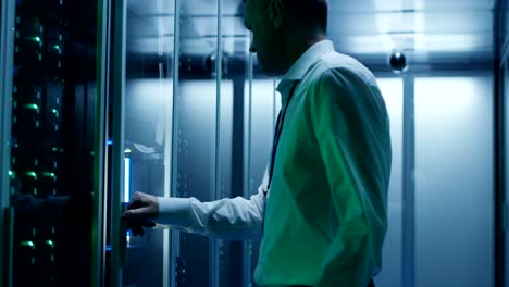 técnico trabaja en una computadora portátil en un centro de datos