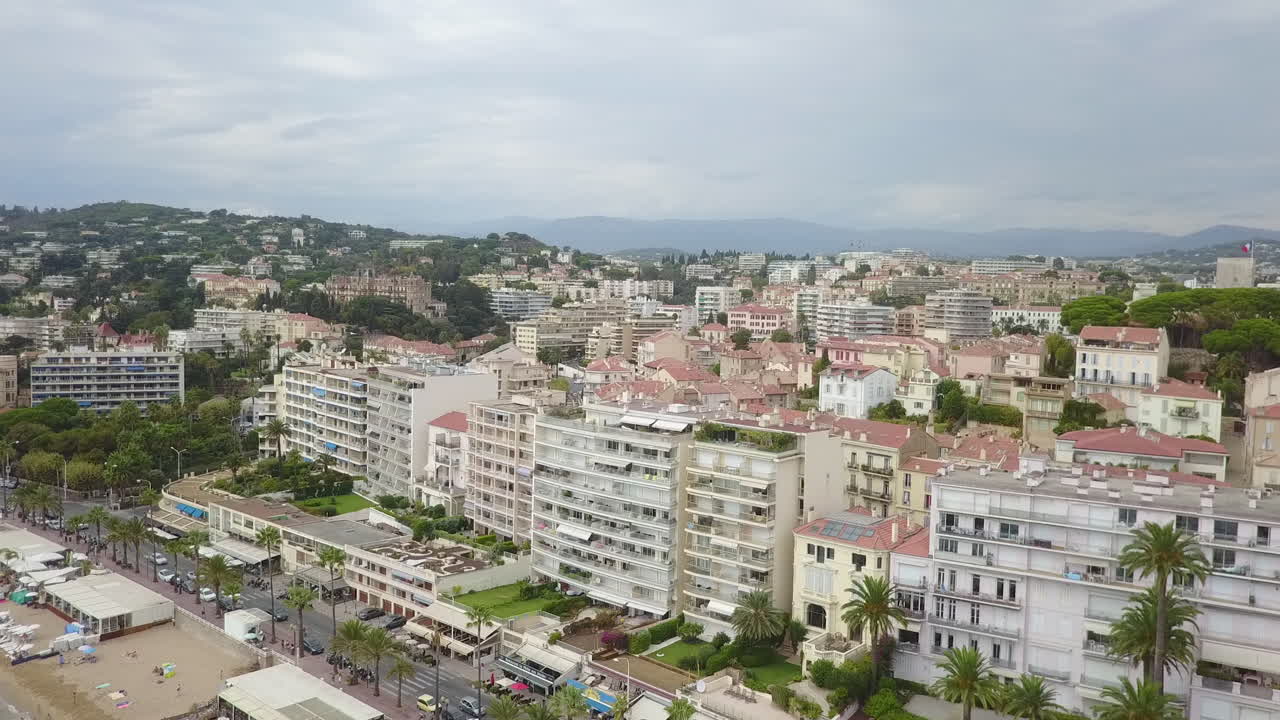 colpo di drone di fronte alla spiaggia di cannes
