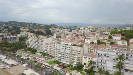 foto de drone frente a la playa de cannes