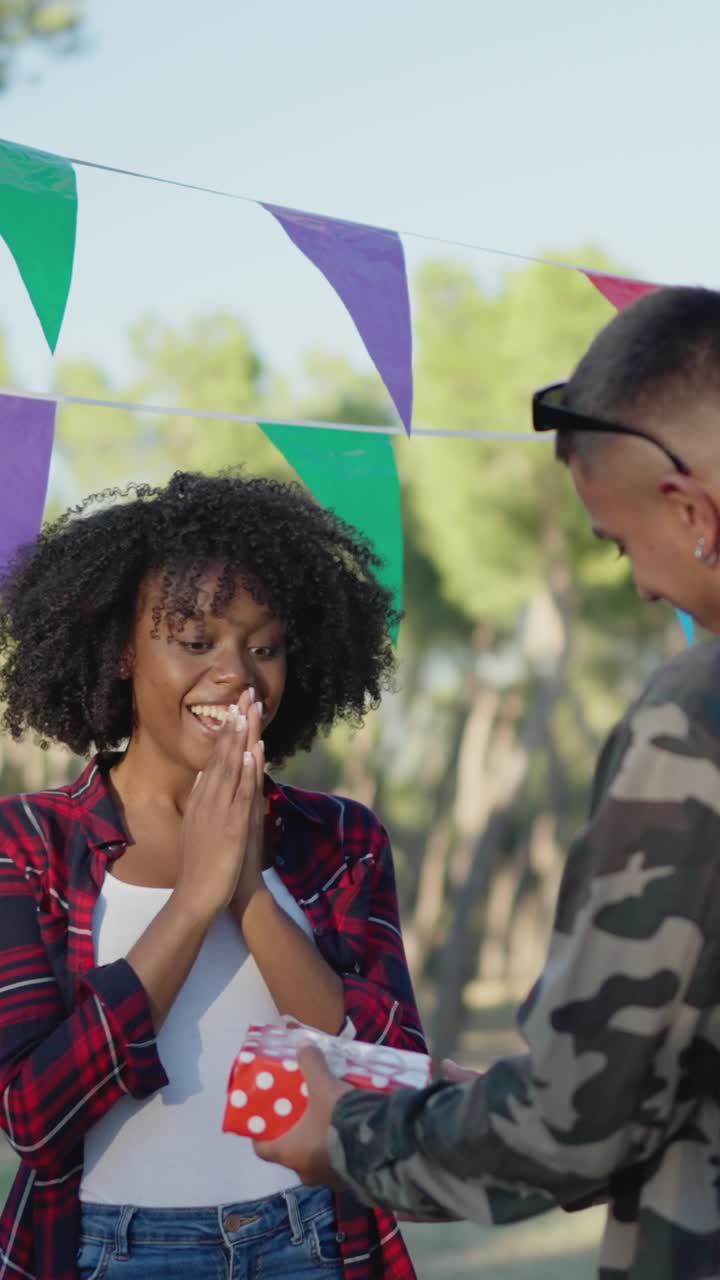Rencontre joyeuse et inattendue d'une femme en extérieur