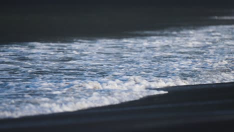 Mächtige-Wellen-Rollen-Am-Sandstrand-In-Ersfjord