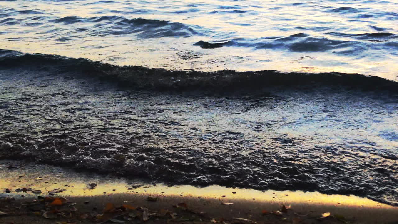 해가 지는 바다의 파도