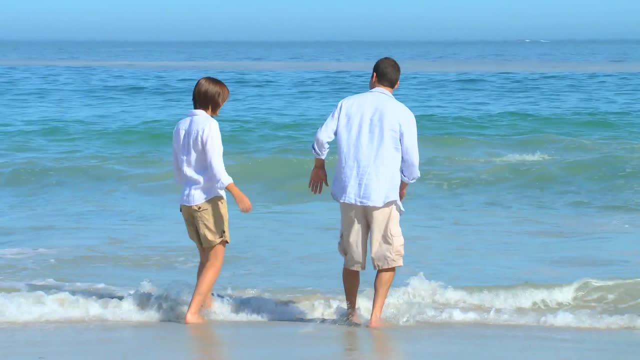 해변에서 놀고 있는 귀여운 커플