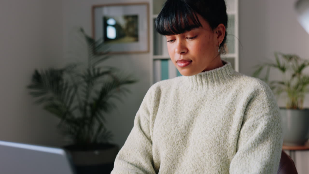 비즈니스 여성, 노트북에서 타이핑