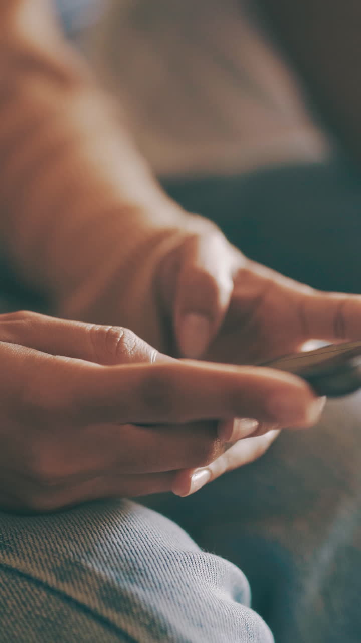 Detailní záběr rukou píšících a používajících smartphone