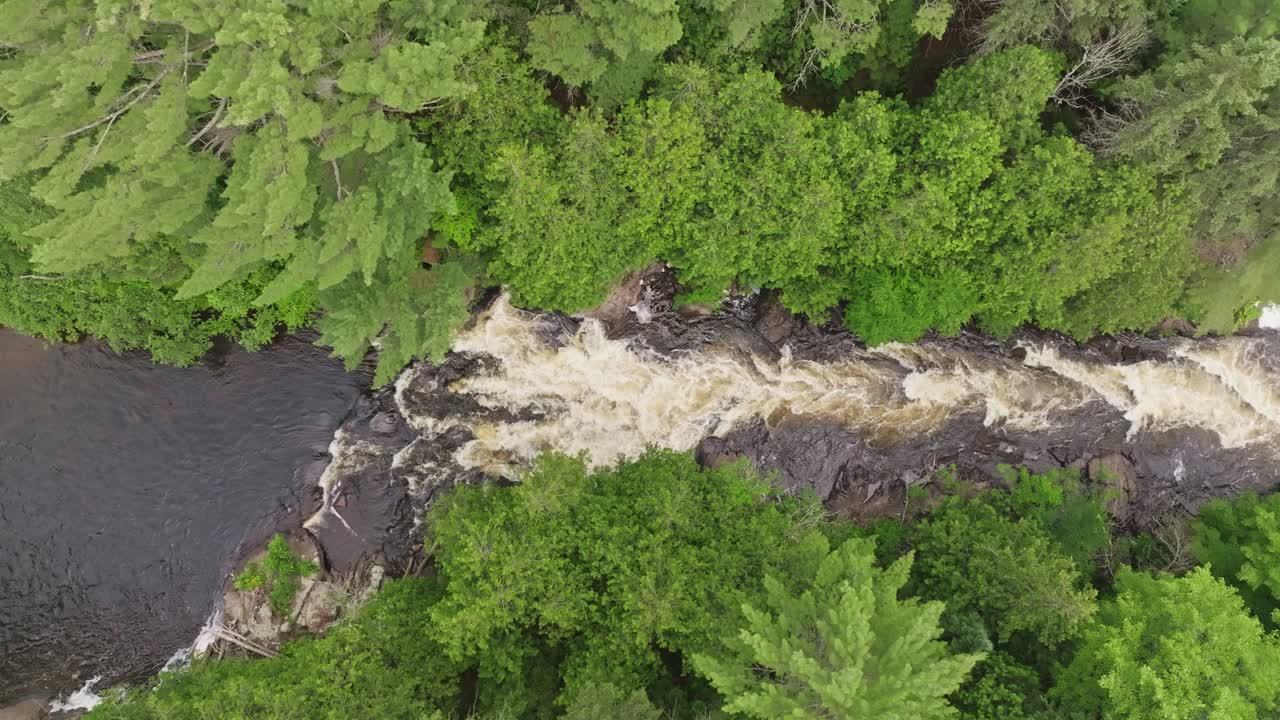hermoso aéreo sobre el río natural central de ontario rápidos 60fps río irondale