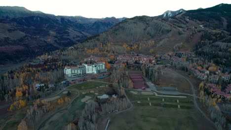 Drohnenaufnahme-Des-Skigebiets-In-Telluride,-Colorado-Im-Herbst