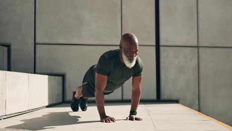 hombre maduro, entrenamiento y fitness con flexiones