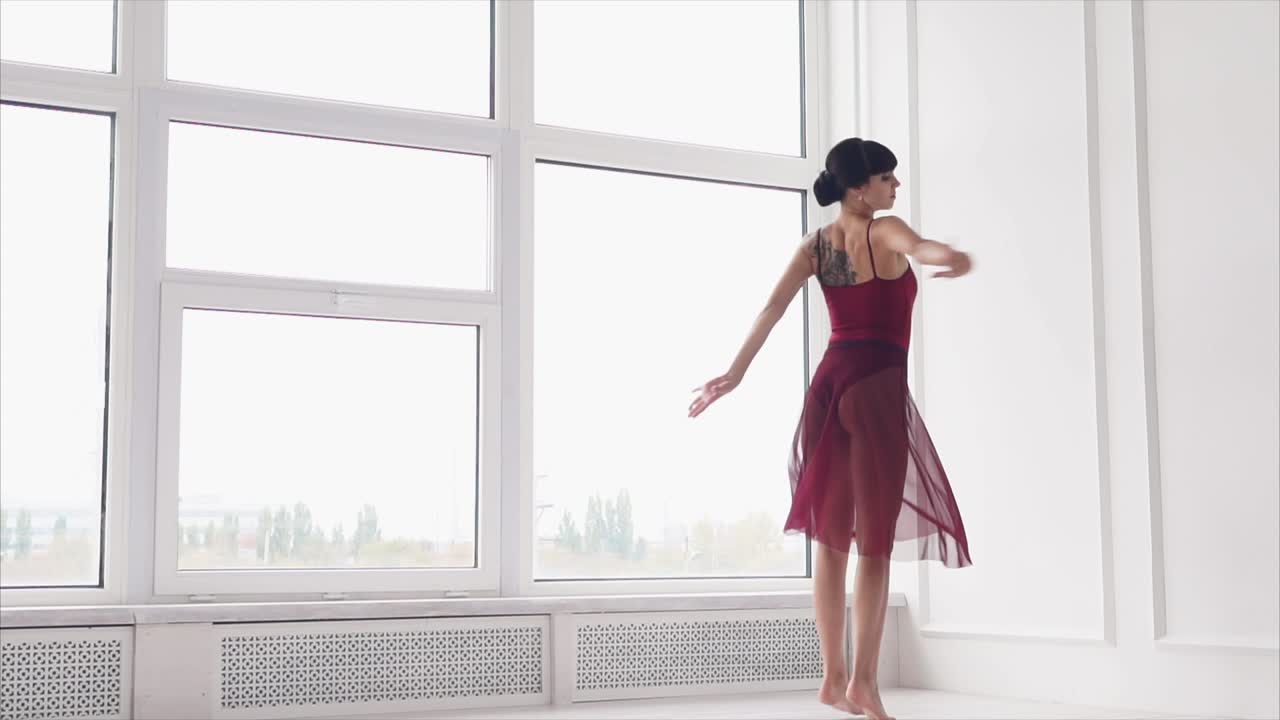 bailarina de ballet junto a la ventana
