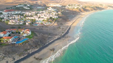 Vista-Aérea-De-Un-Hotel-De-Lujo-A-Lo-Largo-De-La-Costa-Hotel-Princess-Fuerteventura,-Islas-Canarias,-España