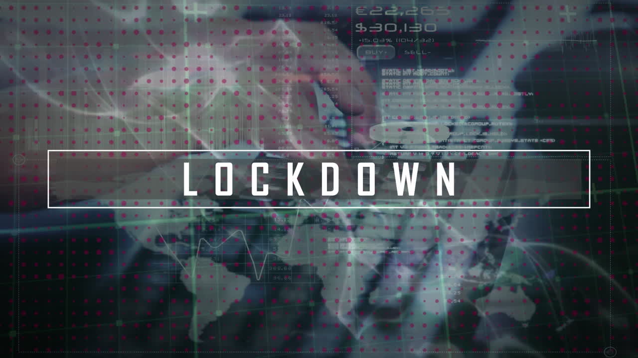 키보드에 손으로 입력하는 잠금 텍스트와 데이터 처리의 애니메이션