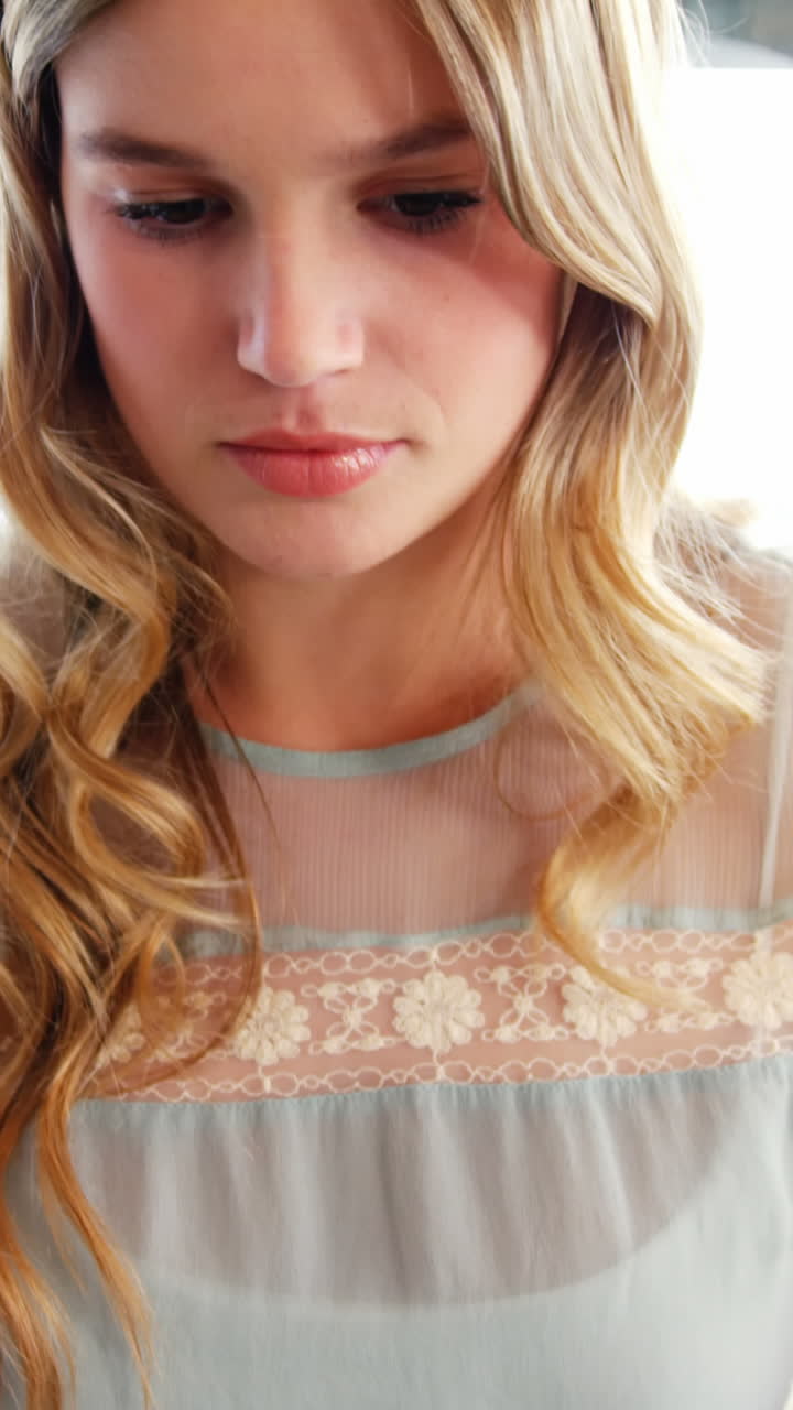 커피를 마시면서 노트북을 사용하는 아름다운 여성