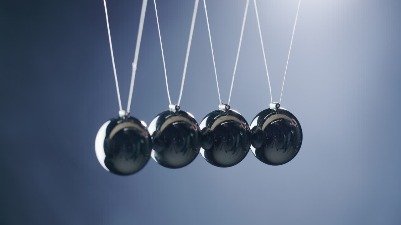 뉴턴의 요람 - 에너지 전달 및 보존 법칙을 보여줍니다.