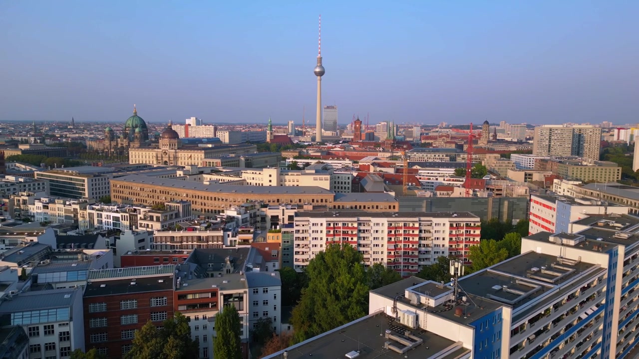 Berlins bybillede med Bypaladset, tv-tårnet, domkirken, Røde Rådhus og SED's Centralkomité badet i gyldent lys. Fantastisk droneoptagelse med flyvning i revers.