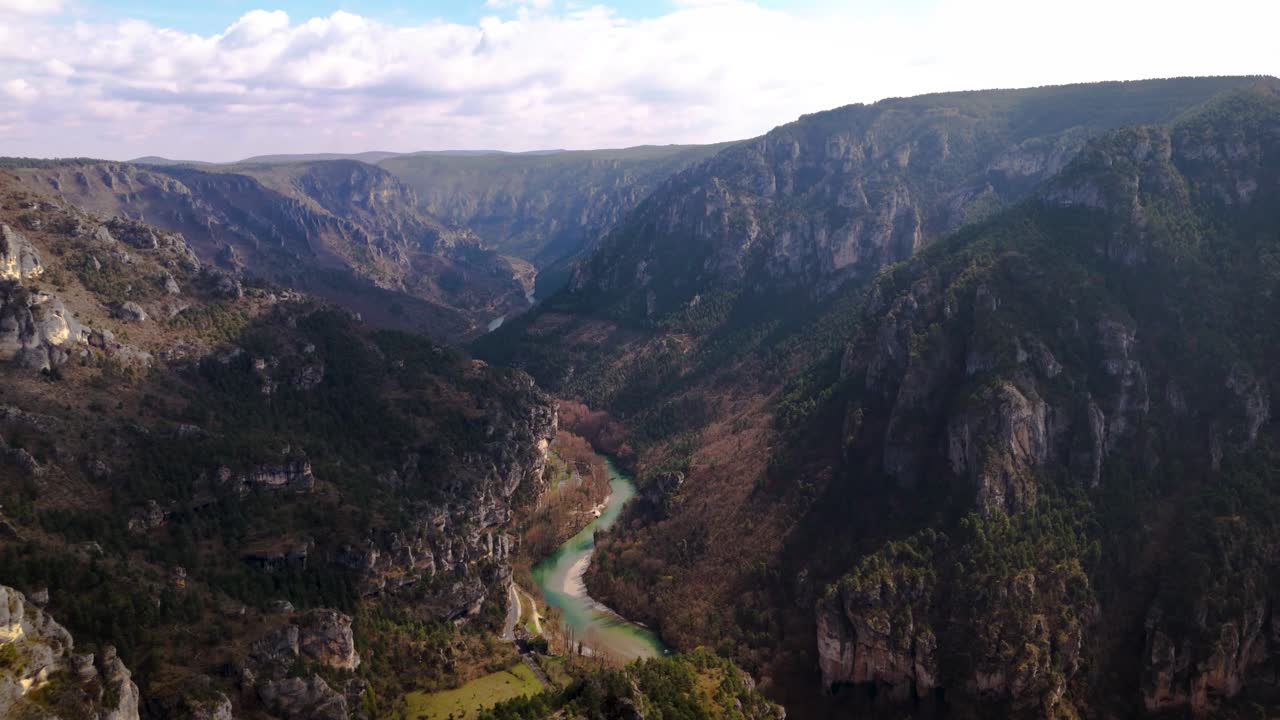 vibrant green river running through a gorge inbetween Lozere and Aveyron