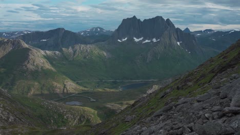 impresionantes vistas de las caminatas por las montañas grytetippen y keipen en la isla de senja, noruega