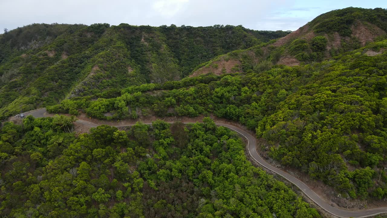 enfoque aéreo hacia la carretera en el valle de halawa en molokai hawaii