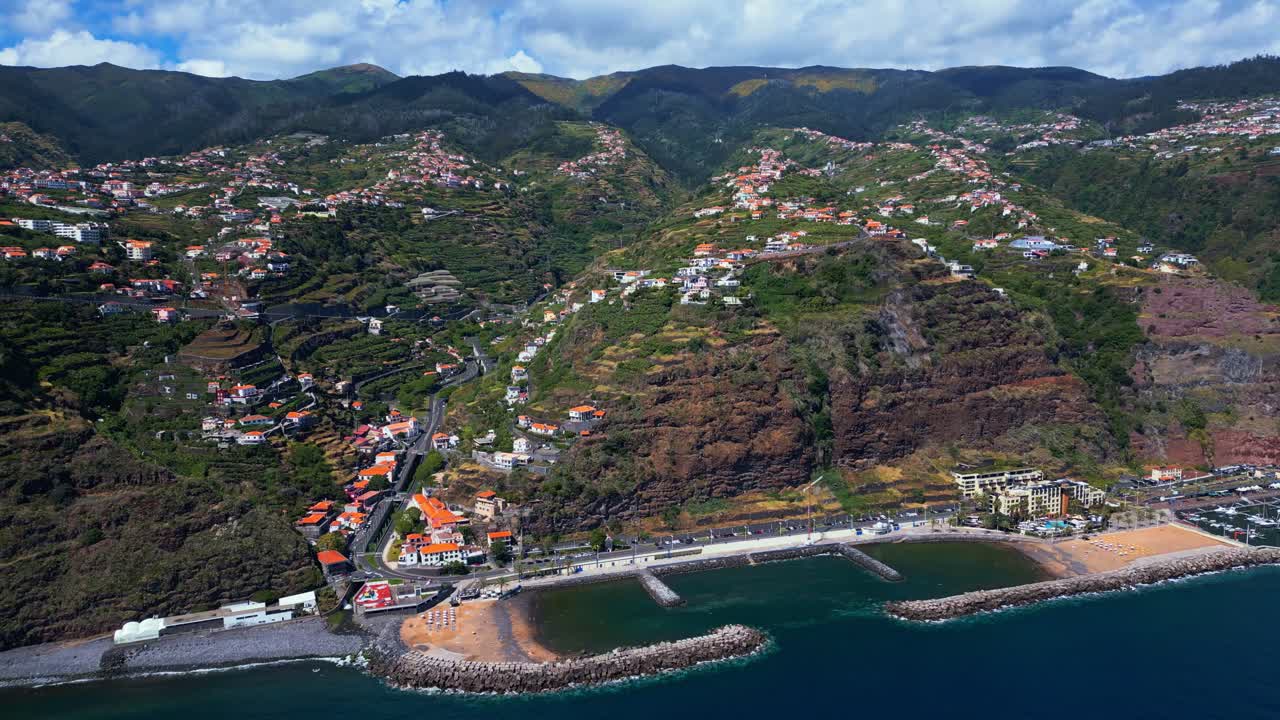 Dağlık Vadi, Tatil Kasabası, Pitoresk Sahil Şeridi, Calheta, Madeira
