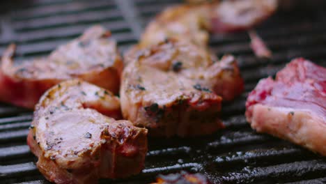 chef de bbq volviendo chuletas de cordero crudas y sazonadas para cocinar en el otro lado preparándose para servir la cena en cámara lenta 4k