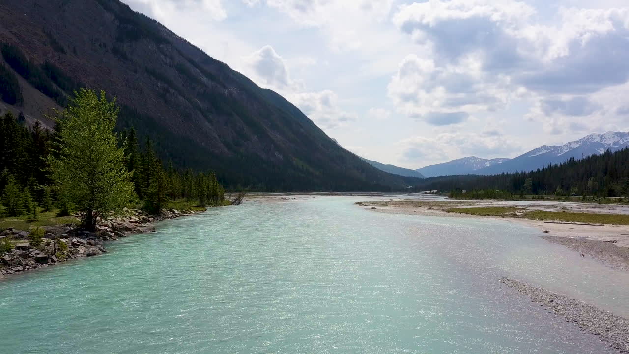 río reluciente en una hermosa cordillera