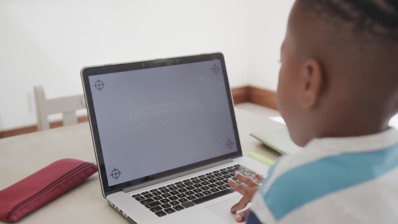 Ragazzo afroamericano che usa un laptop con spazio per il testo sullo schermo, al rallentatore