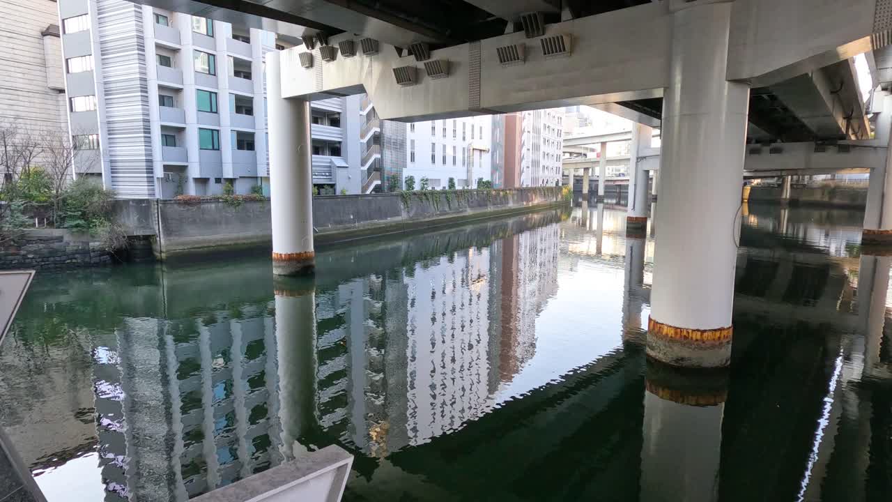 도시 다리  에서 흐르는 조용 한 수로