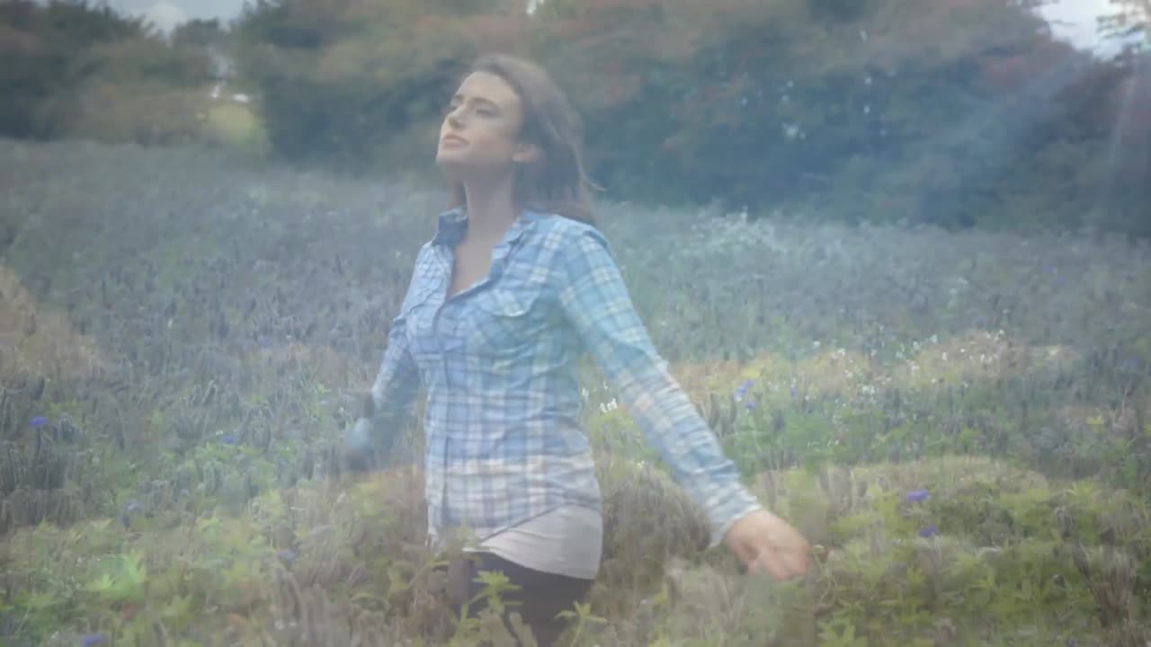 푸른 하늘을 배경으로 자연에서 휴식을 취하는 팔을  ⁇ 은 여자 위에 반 ⁇ 이는 빛의 애니메이션