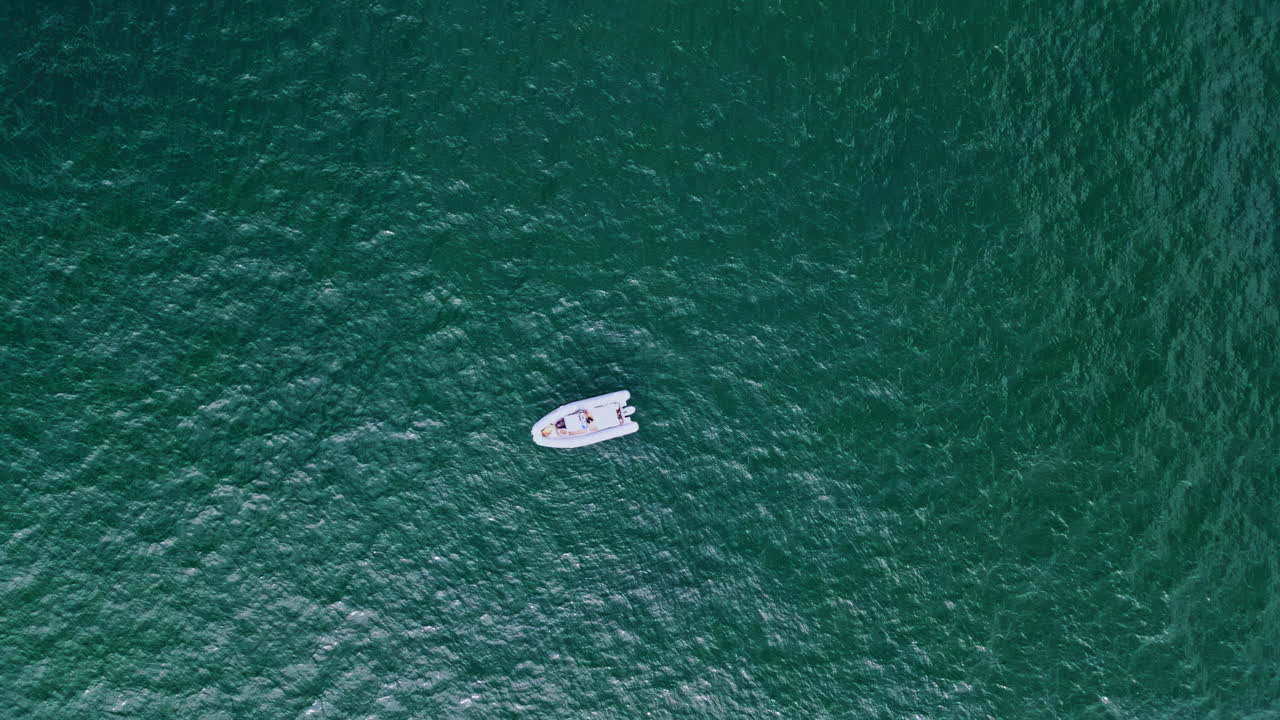 catamarán de vela flotante vista superior de la superficie del agua. velero de lujo de crucero en el mar