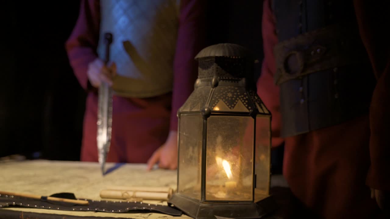 손에 검을 들고 전투 분석을 하는 군인.