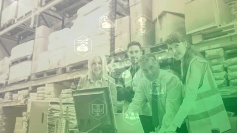 red de iconos digitales contra el equipo de trabajadores y el supervisor que trabajan en el almacén
