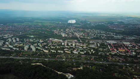 volando hacia la ciudad y la carretera de tatabánya en hungría