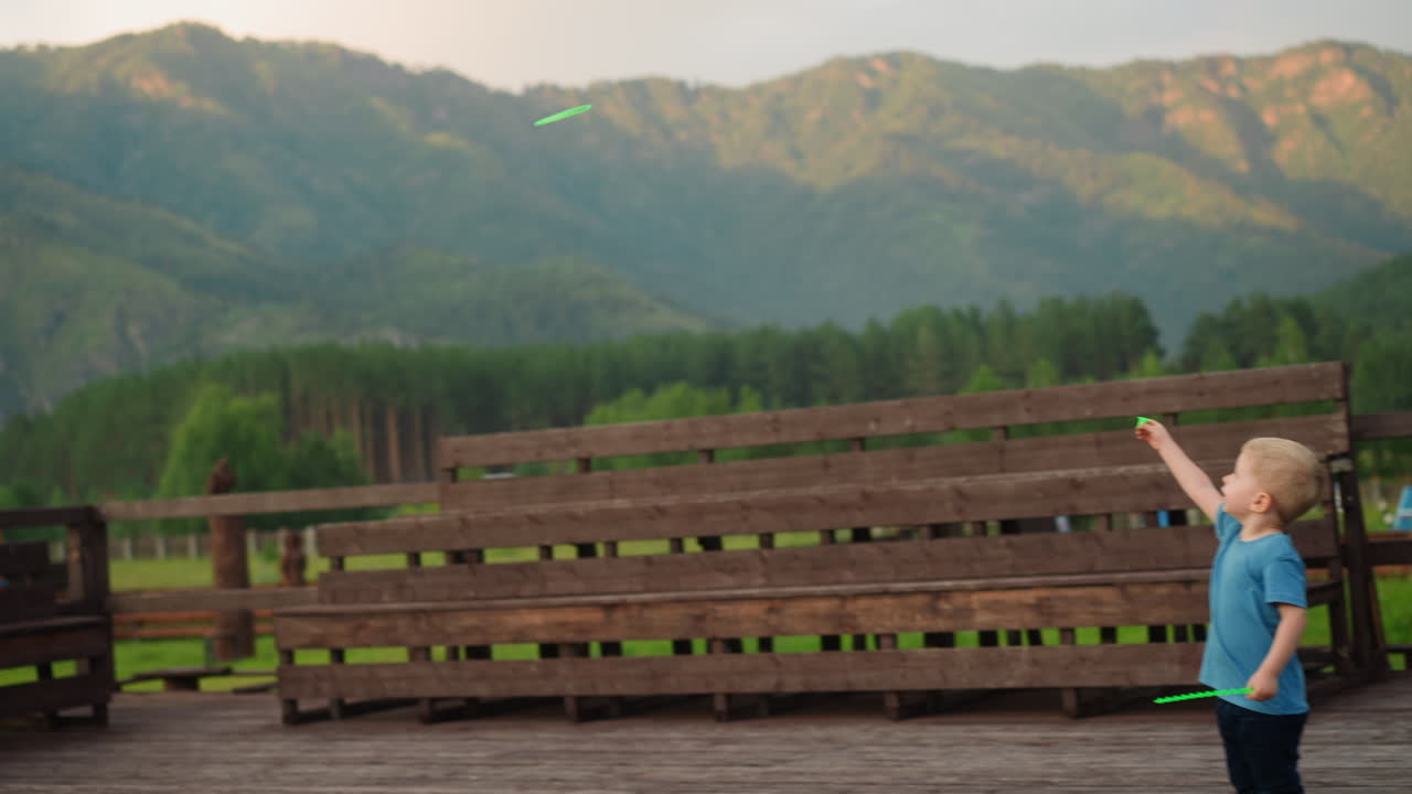 un niño lanza un juguete volador de pie en el campo de baile