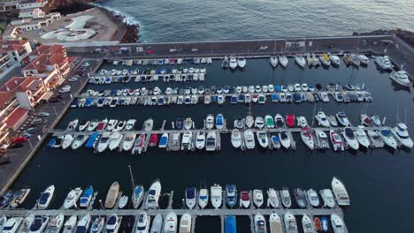 Riesiger-Pier-Mit-Vielen-Kleinen-Booten,-Die-In-Der-Nähe-Der-Stadt-Teneriffa-Festgemacht-Haben,-Luftaufnahme