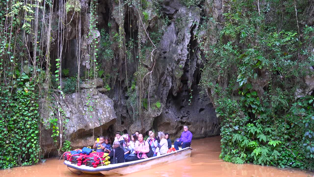 쿠바 비날레스 국립공원의 쿠에바 델 인디오 동굴에서 관광 보트가 나온다.