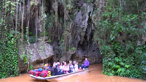 un barco turístico emerge de la cueva del indio en el parque nacional viñales cuba