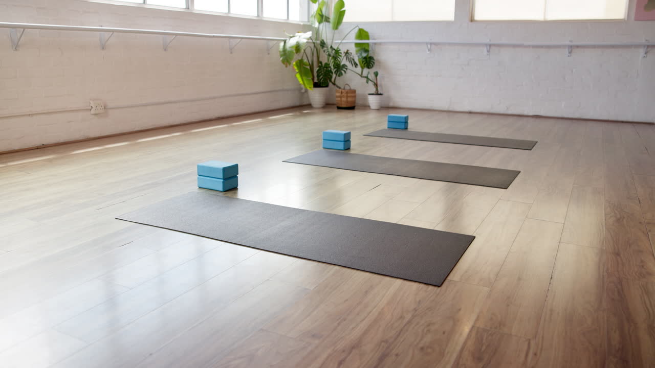 Tappetini e blocchi da yoga in uno studio