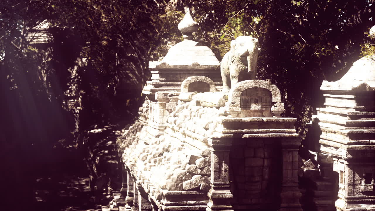 Gamle tempelruiner med elefantstatue i cambodja under blødt sollys