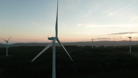 Windturbinen-Drehen-Sich-Langsam-Während-Des-Farbenfrohen-Sonnenuntergangs-In-Der-Naturlandschaft-In-Serra-De-Aire-E-Candeeiros,-Leiria,-Portugal