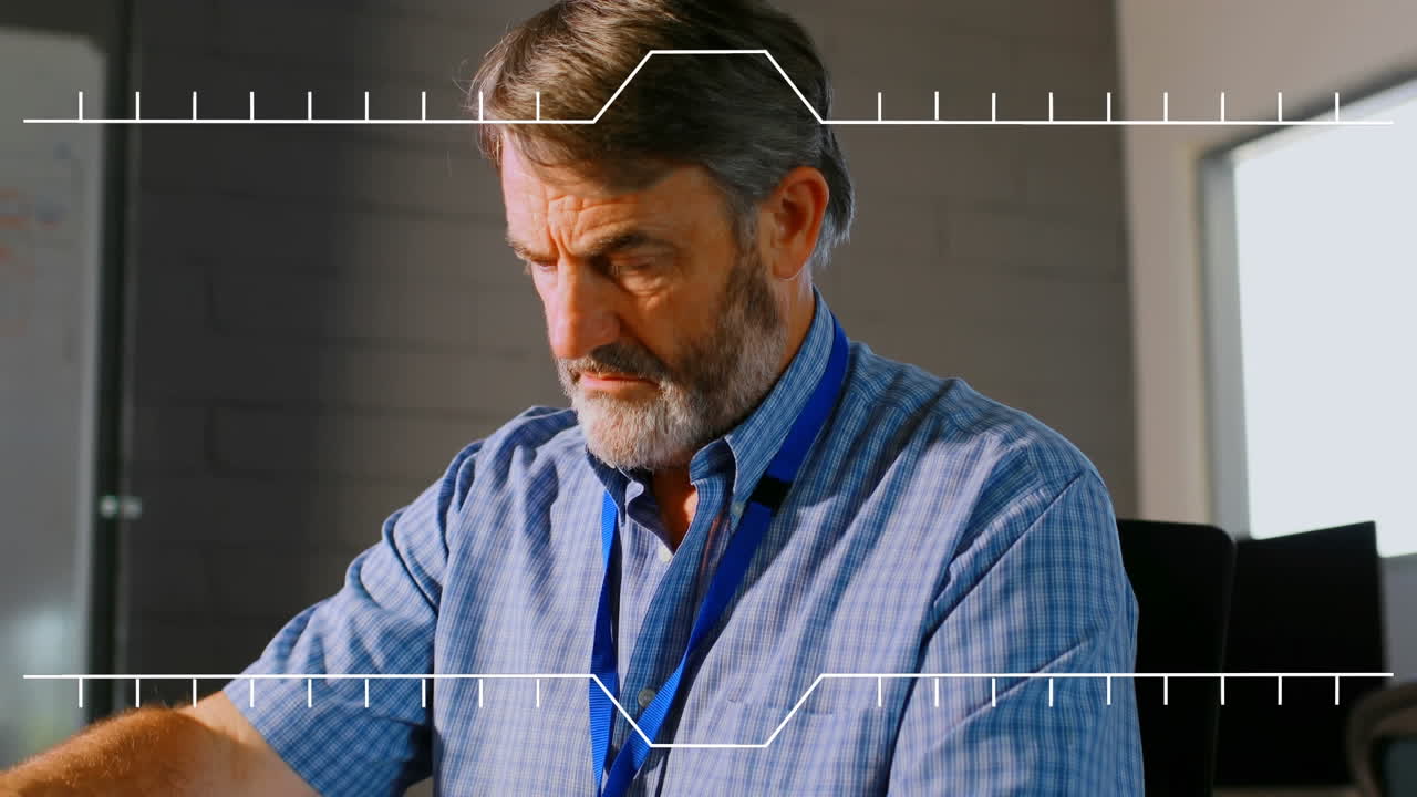 animación de pantalla digital sobre hombre mayor caucásico trabajando con enfoque en la oficina