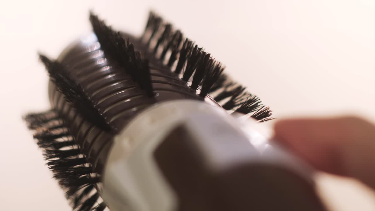Utilisation d'une brosse à cheveux ronde