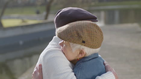 encantadora pareja de ancianos abrazándose al aire libre en el día de otoño en el parque